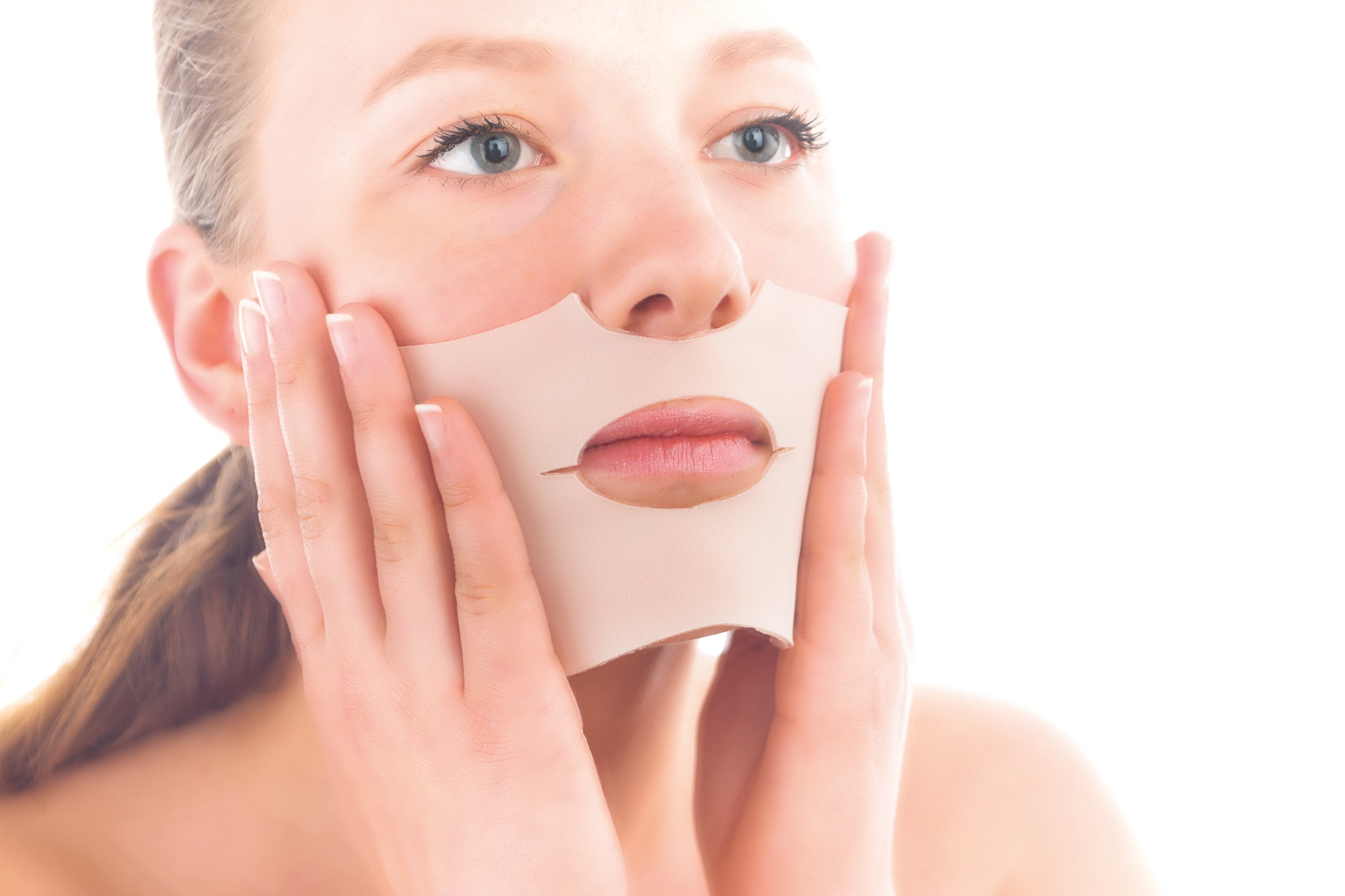 Applying Scarban silicone sheet to mouth area to reduce redness, tightness, and abnormal scar formation